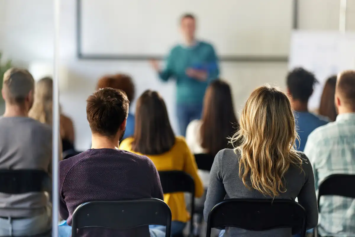 Personas participando de una jornada de capacitación en un aula