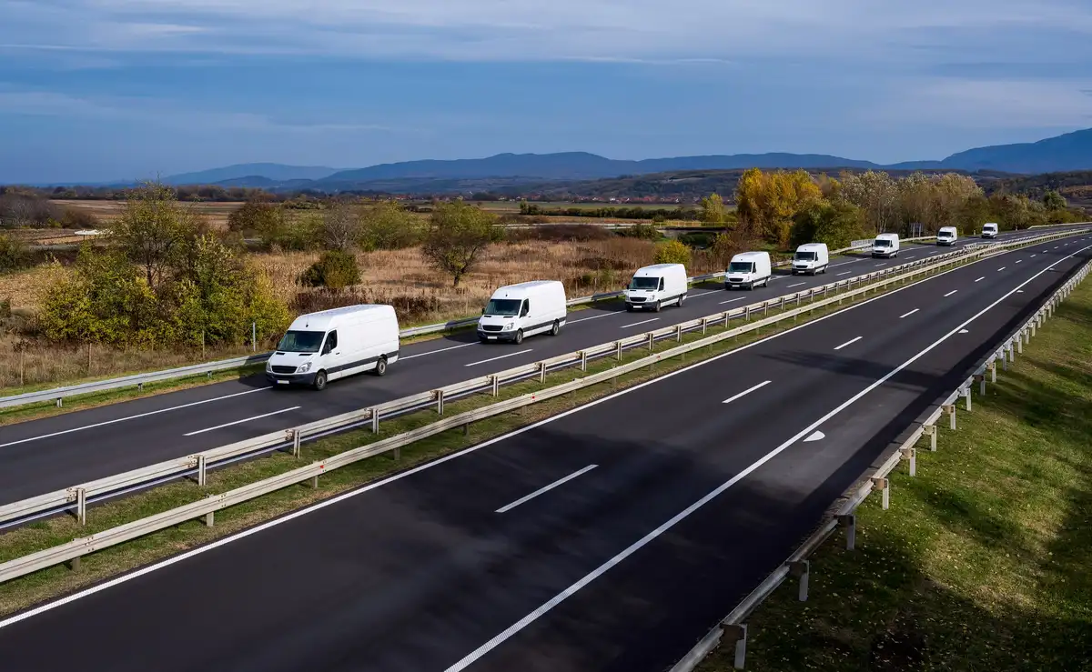 Vehículos circulando por una autopista entre campos