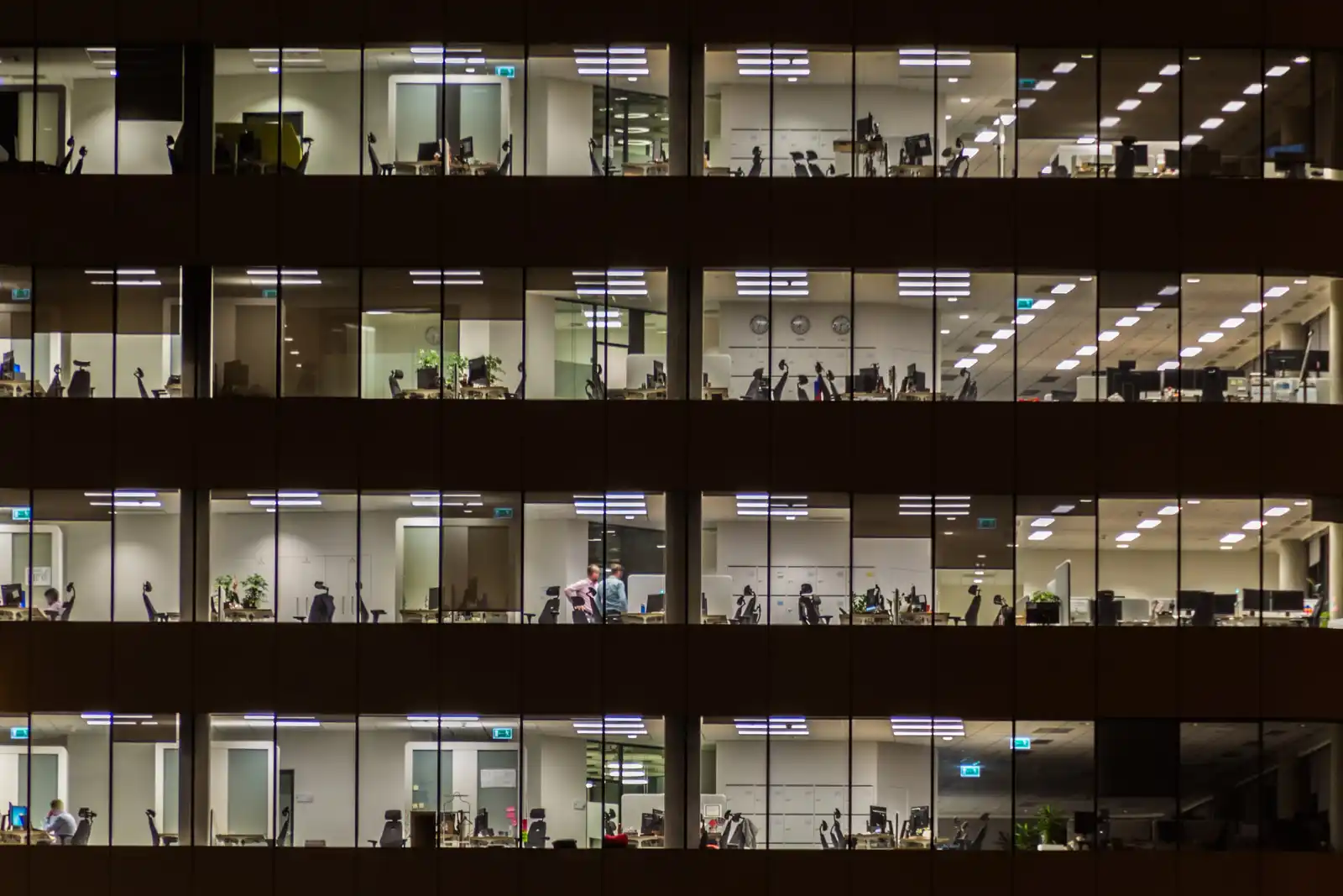 Edificio de oficinas con las ventanas iluminadas durante la noche