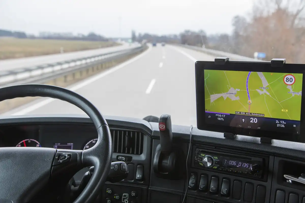 Navegador GPS en la cabina de un camión en ruta
