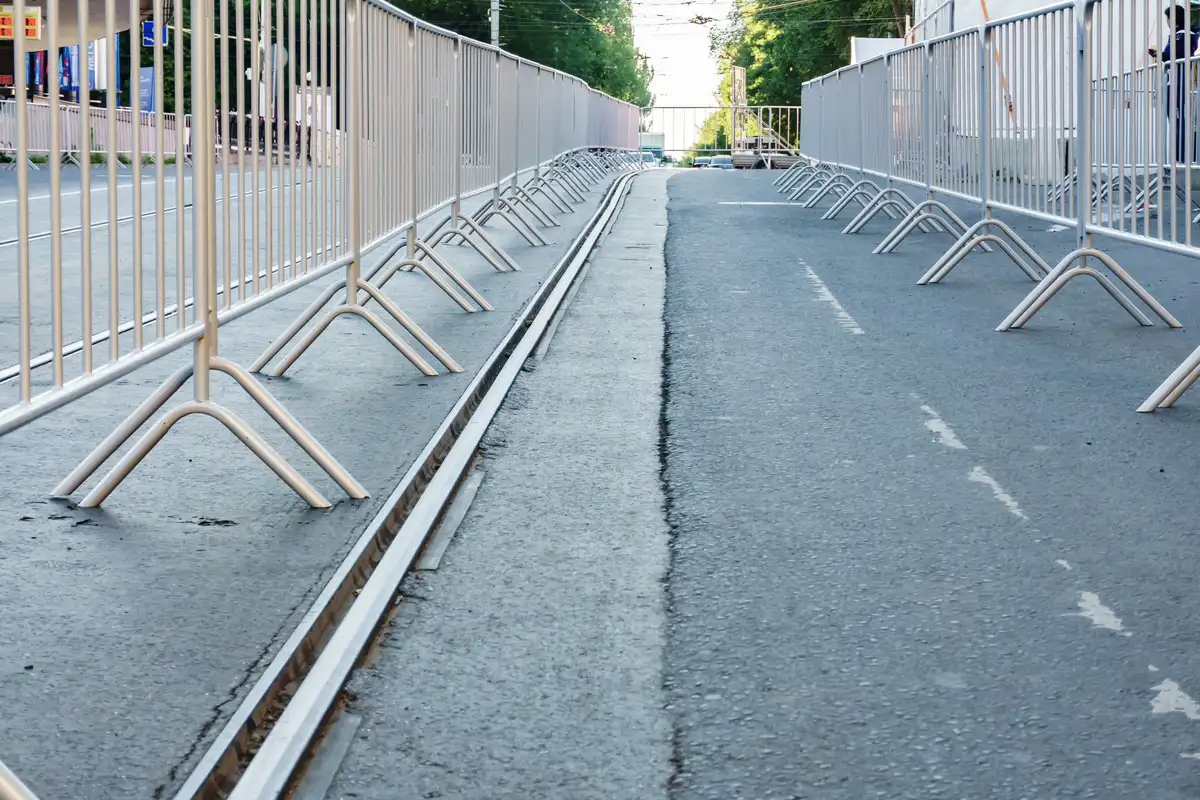 Vallas de control de acceso alineadas antes de un evento