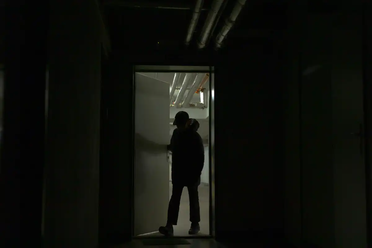 Vigilador en ronda nocturna dentro de una planta industrial