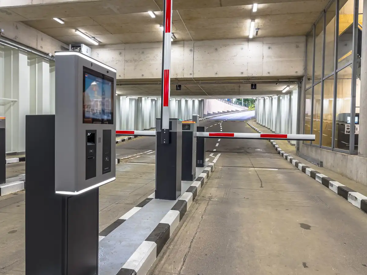 Barrera de control de acceso al estacionamiento de una institución
