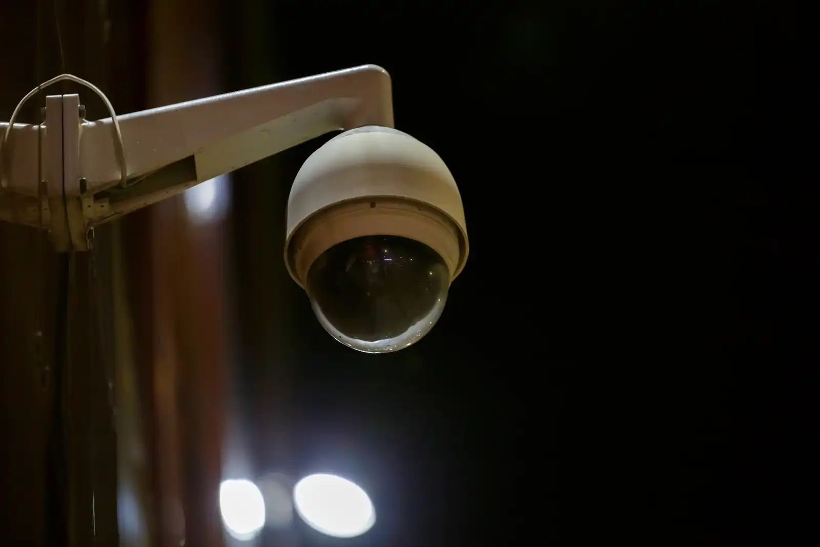 Cámara domo de videovigilancia instalada en el exterior durante la noche